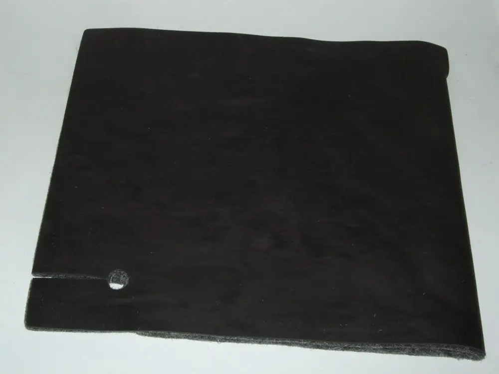 Schwarze Isolationsmatte mit einer Druckknopf-Öffnung, verwendet zur Geräuschisolation für Daikin-Kompressoren. Flache, rechteckige Form ohne sichtbare Markenzeichen oder Maße.